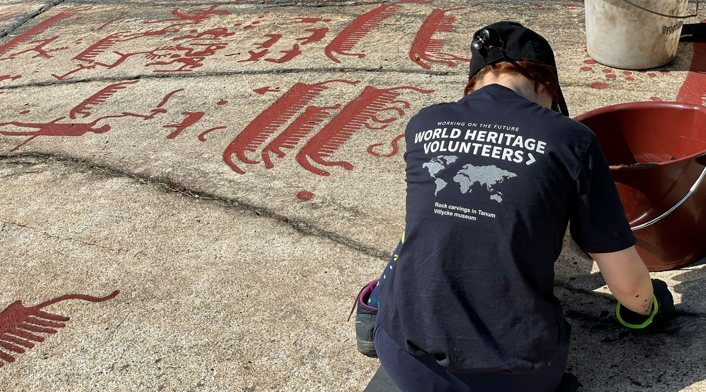 en person målar i hällristningar