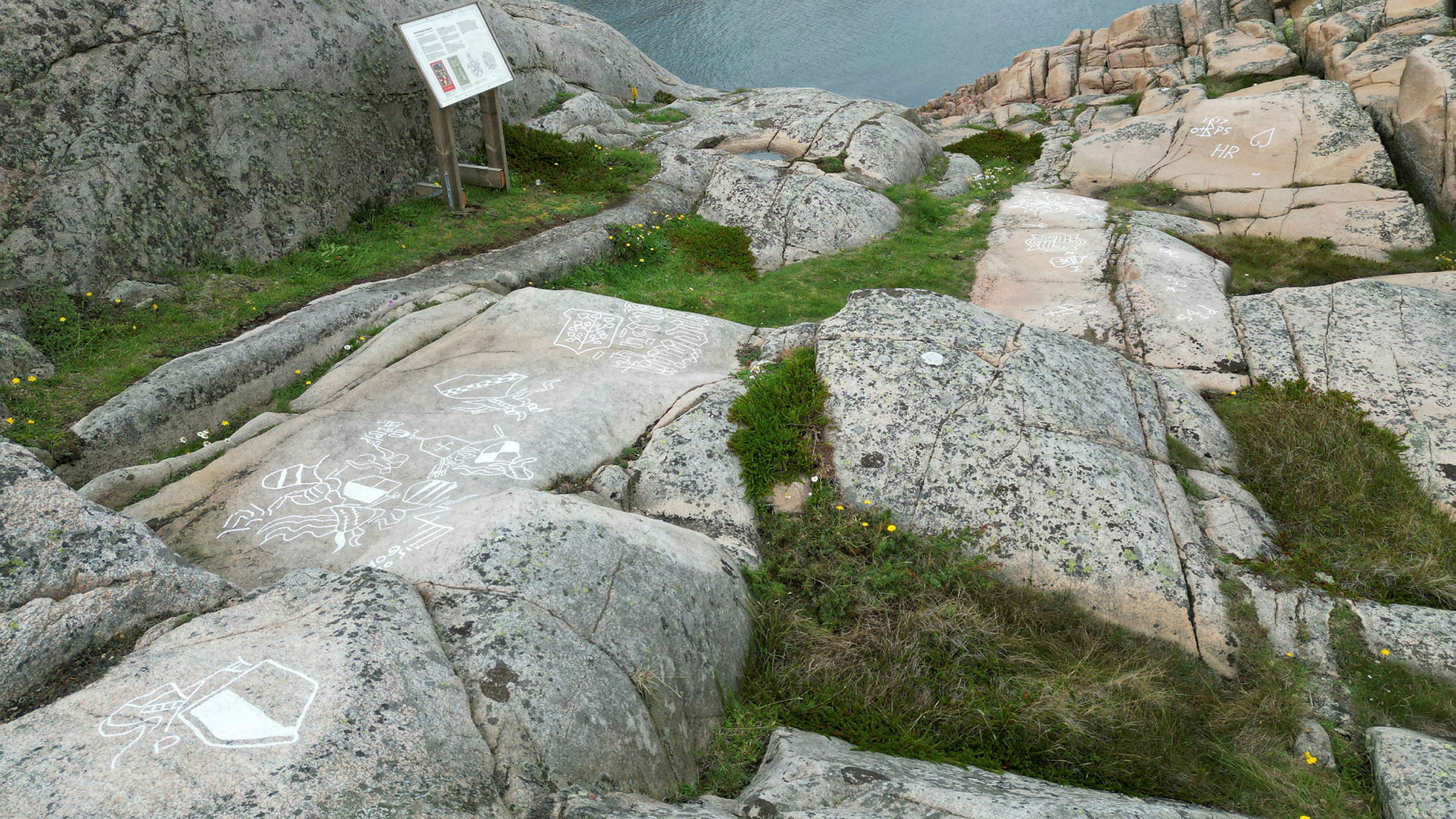 vitmålade ristningar vid kusten