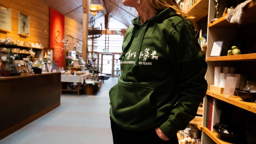 Kvinna med hoodie.