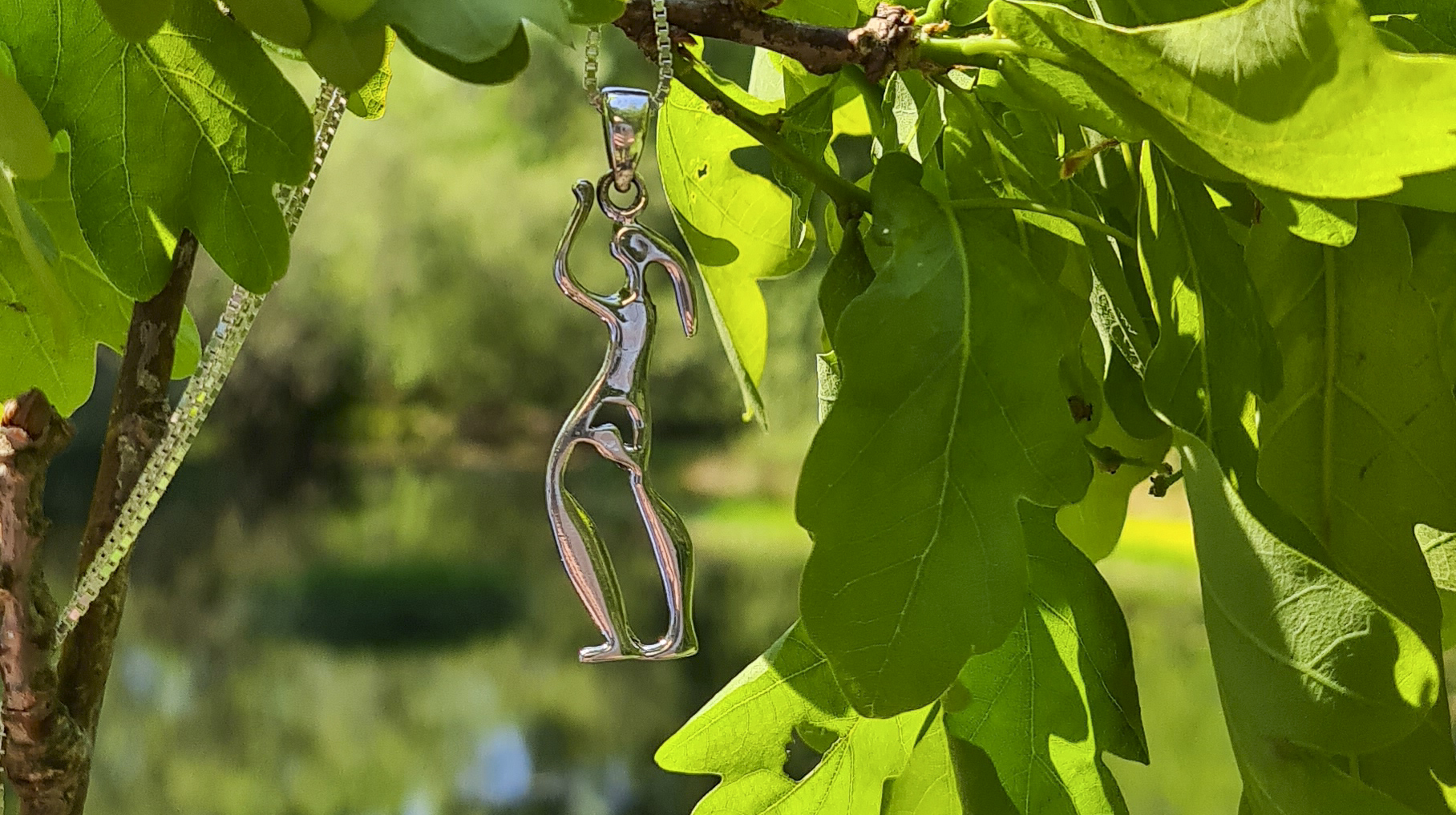 Silberhalsband mit dem Motiv der Fossum-Frau