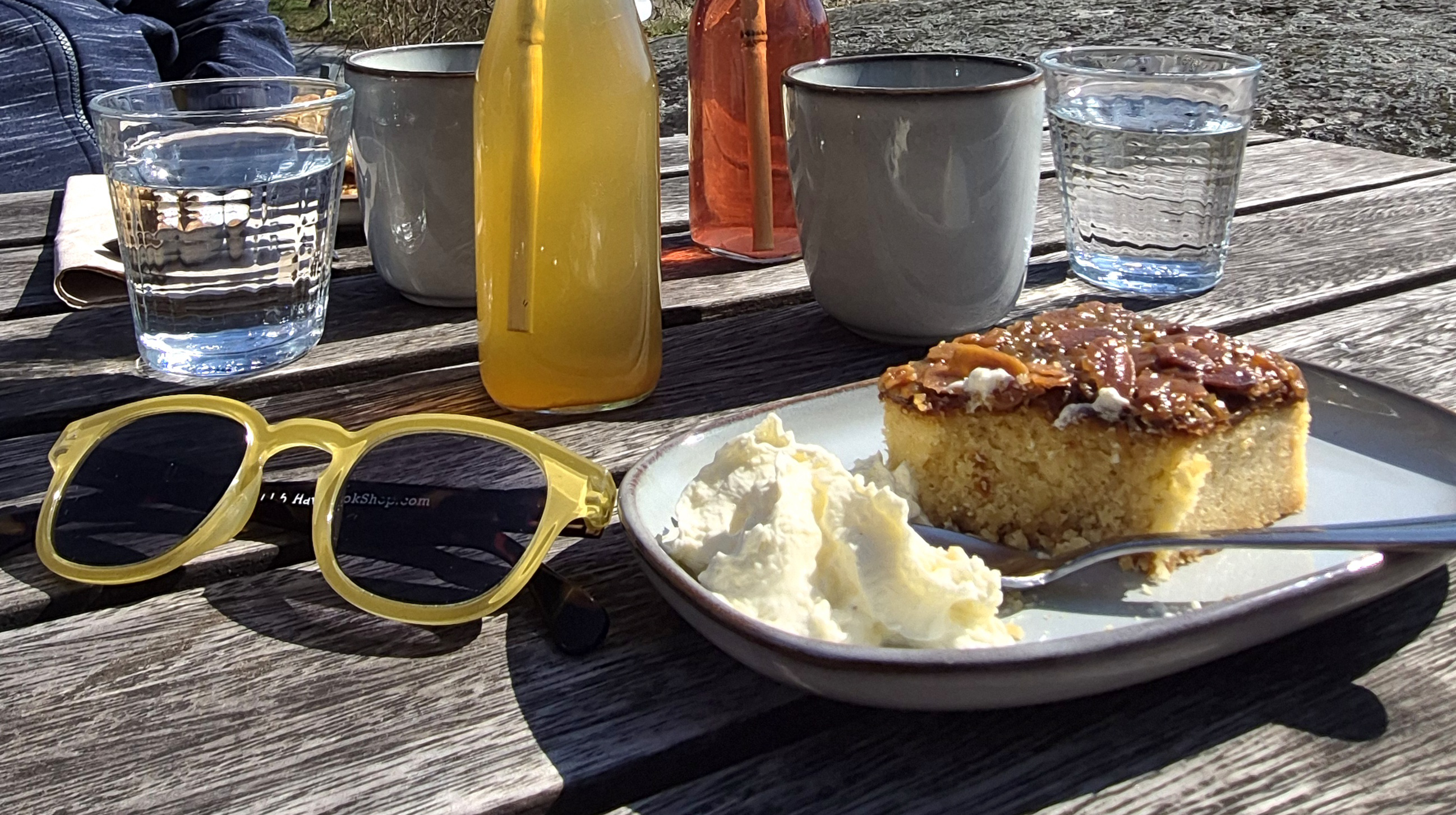 fika med saft och paj uppställt på ett bord