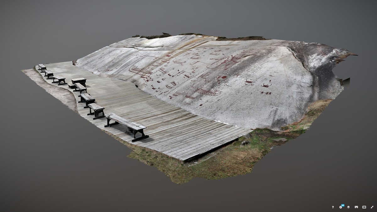 En 3D-modell av en grå hällristningshäll med tillhörande trädäck, svävar i ett grått ingenting