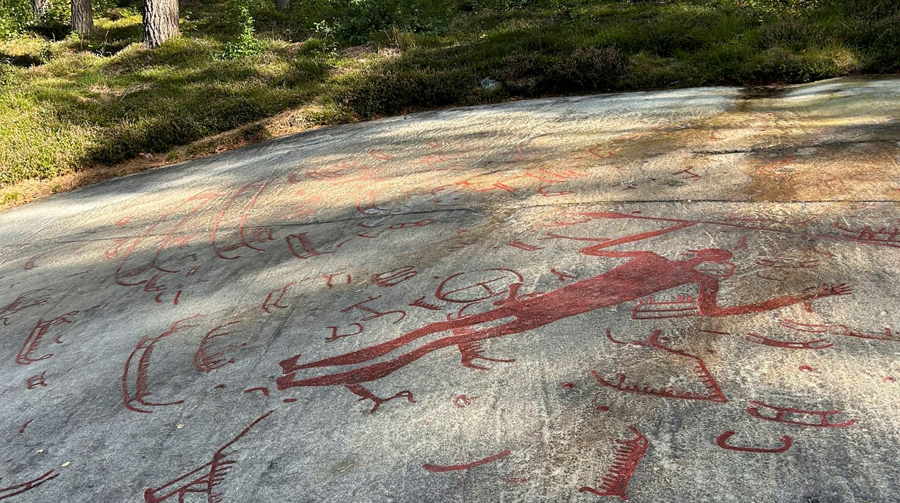Stor hällristning man med spjut.