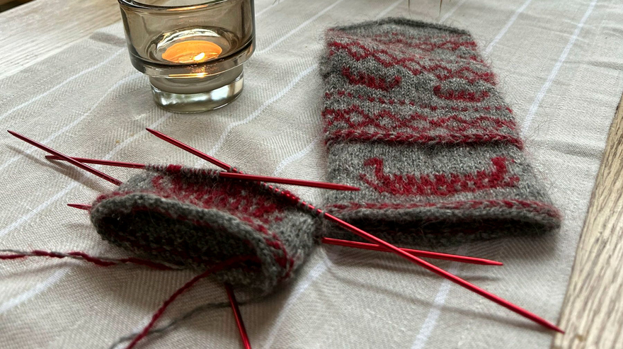 stickor och ullgarn vantar