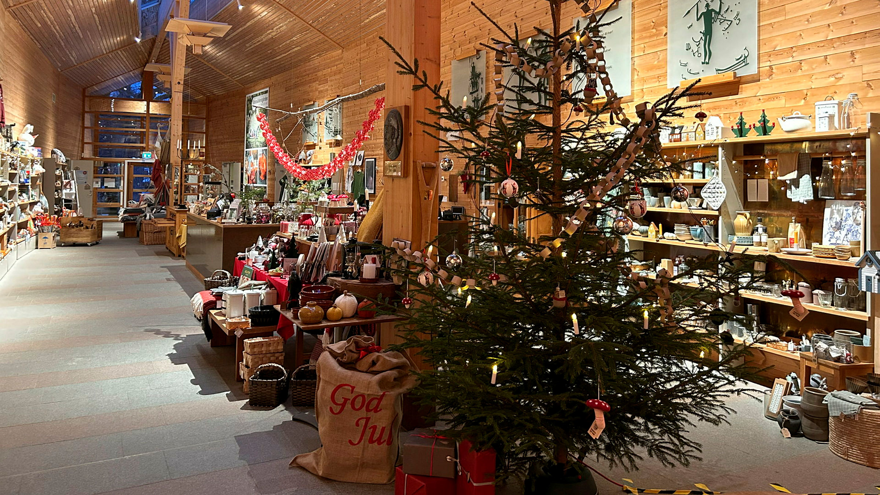julgran står i museets butik.