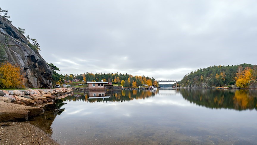 Dynefjordens vattenspegel.