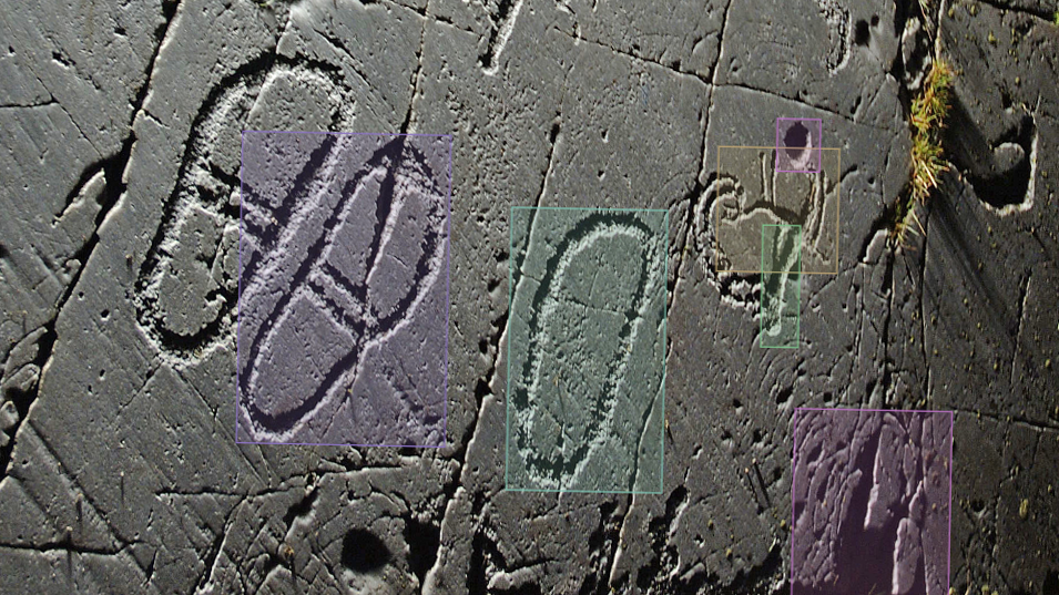 Ristningar på ett berg märkta med färgtrianglar från AI-programmet