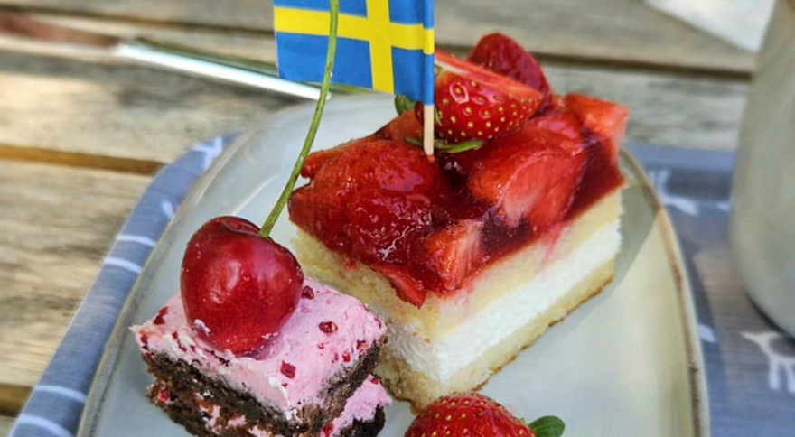 Fika på ett bord utomhus