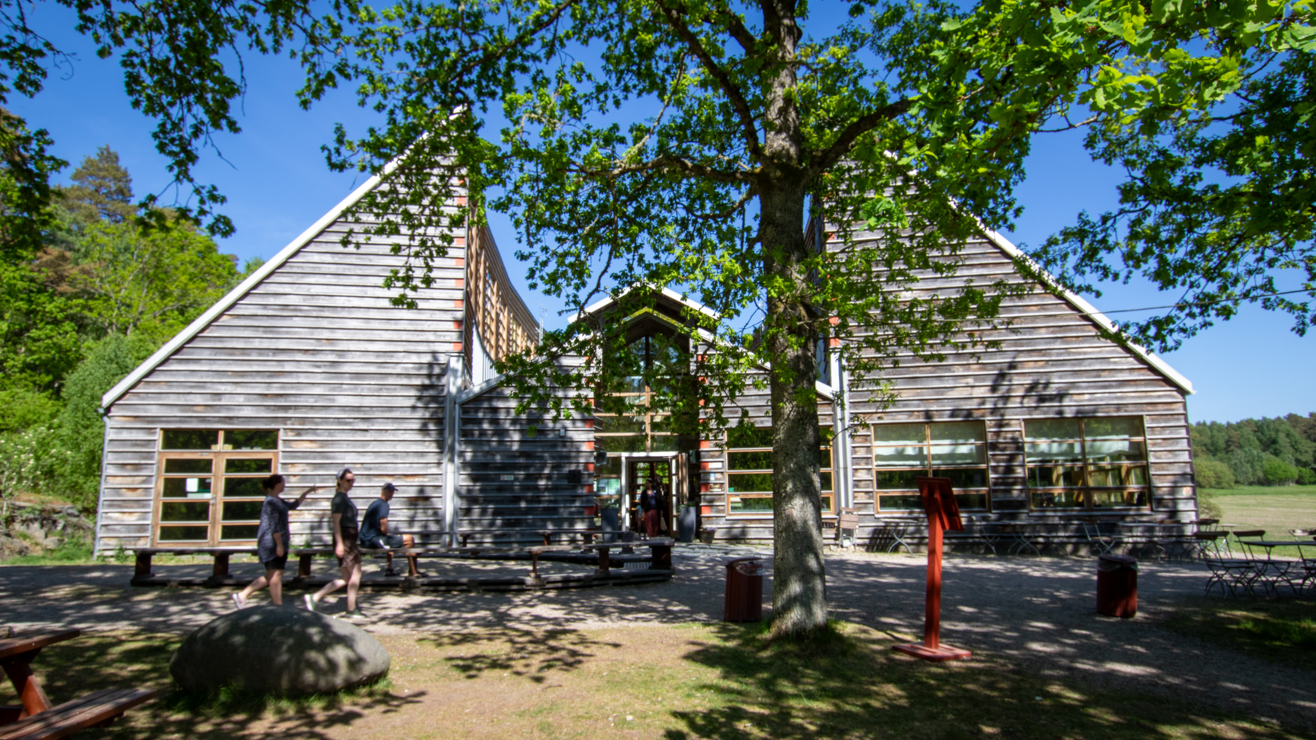 Vitlycke museum i vårgrönskan.