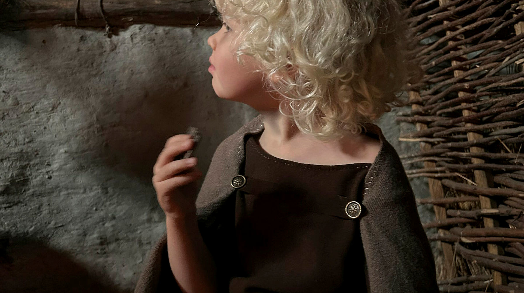 barn med forntida kläder i ull