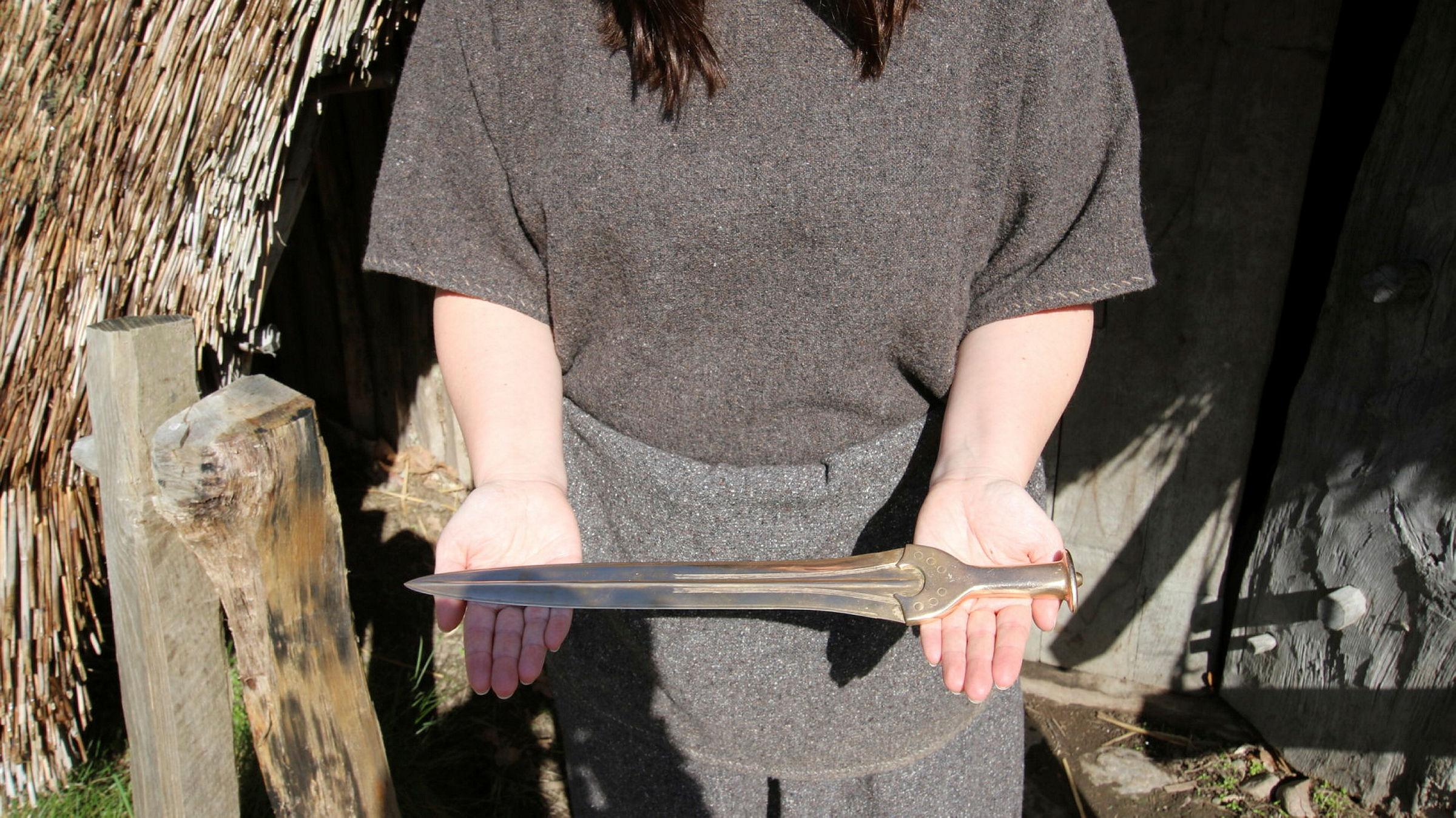 ett svärd hålls av kvinna med historiska kläder