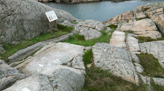 Hällristningar vid havet.