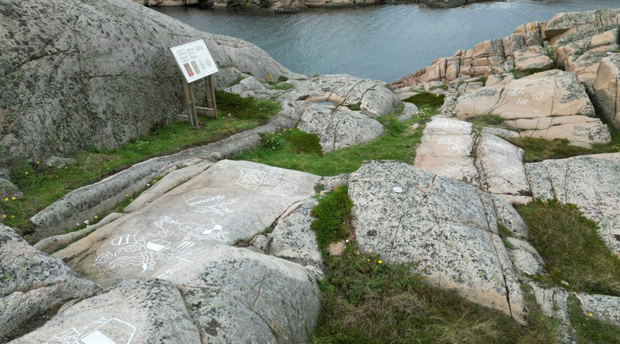 Hällristningar vid havet.