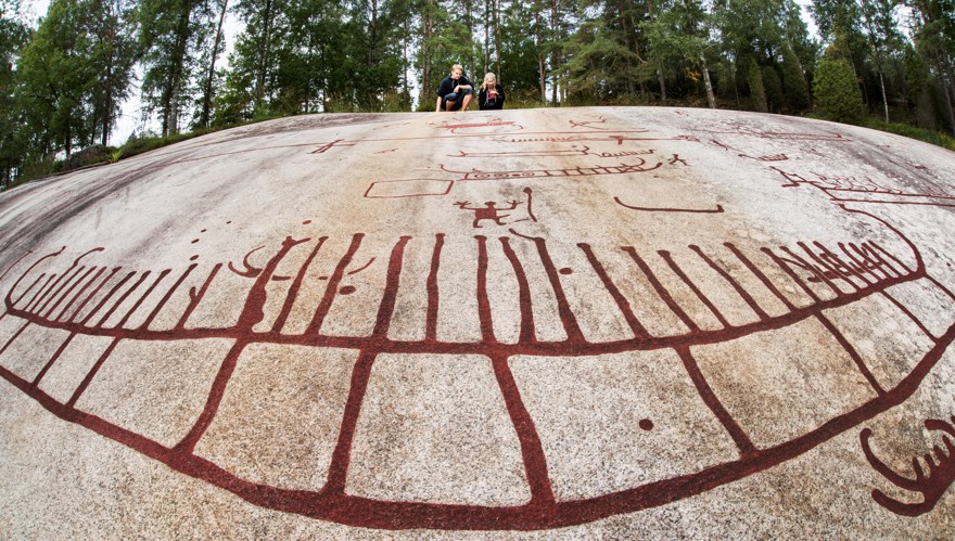 Den stora hällen vid Vitlycke med skeppsristning i förgrunden.