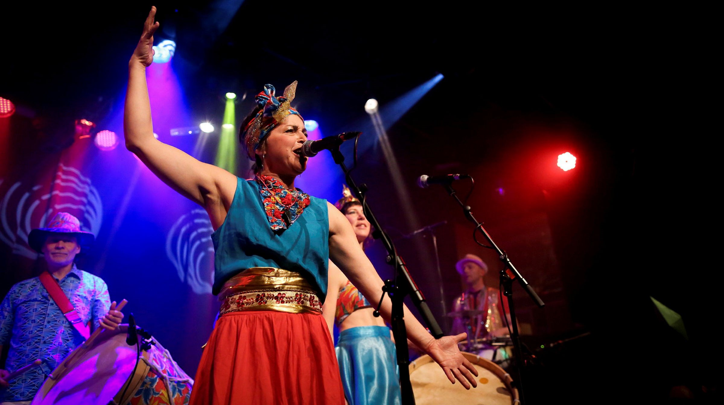 konsert med slagverk och böljande sång