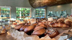 kanelbullar på ett fat.