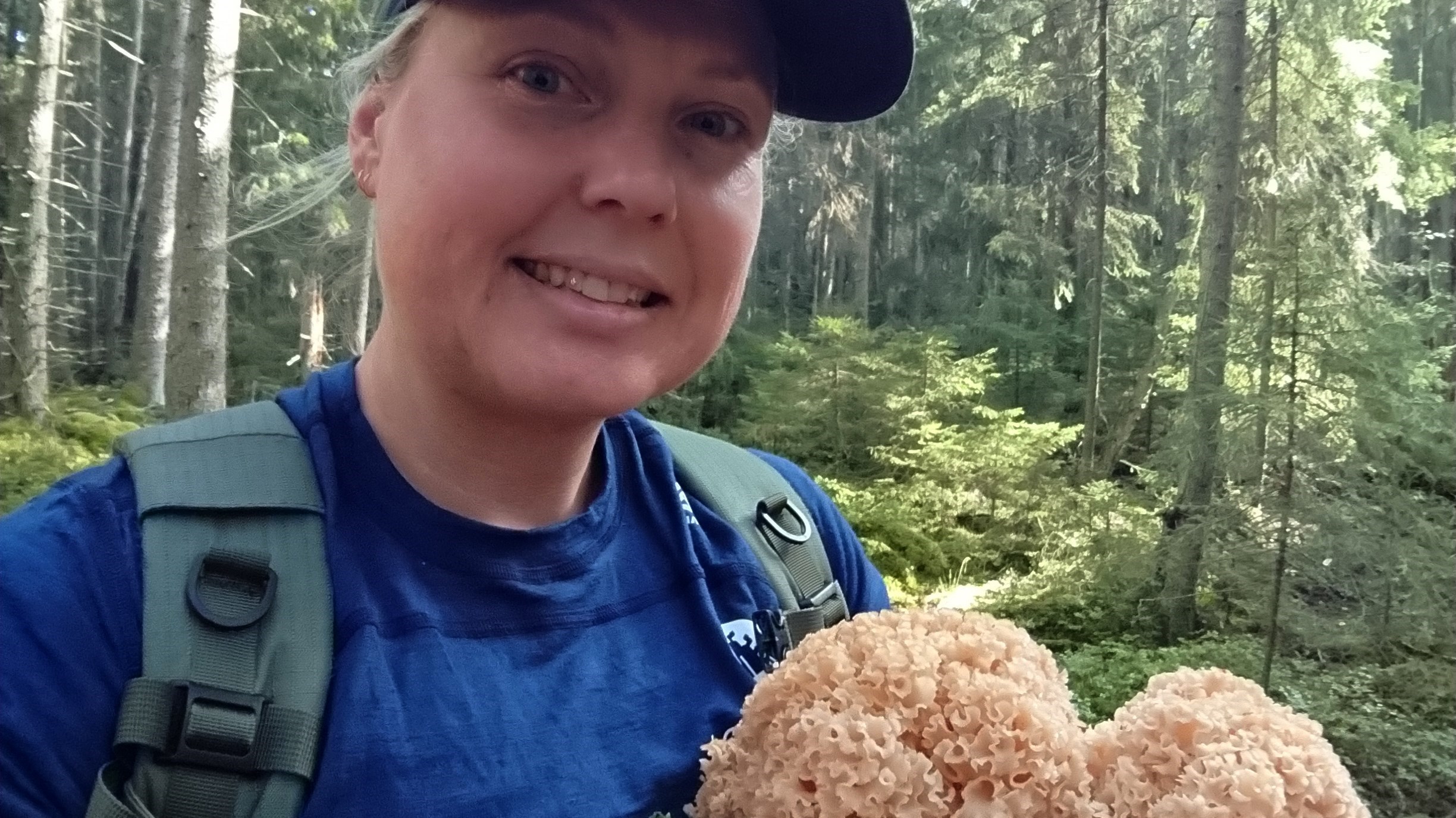 En kvinna, i skogen, med en konstig svamp