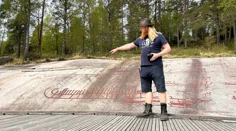 en man pekar på hällristning av stort skepp