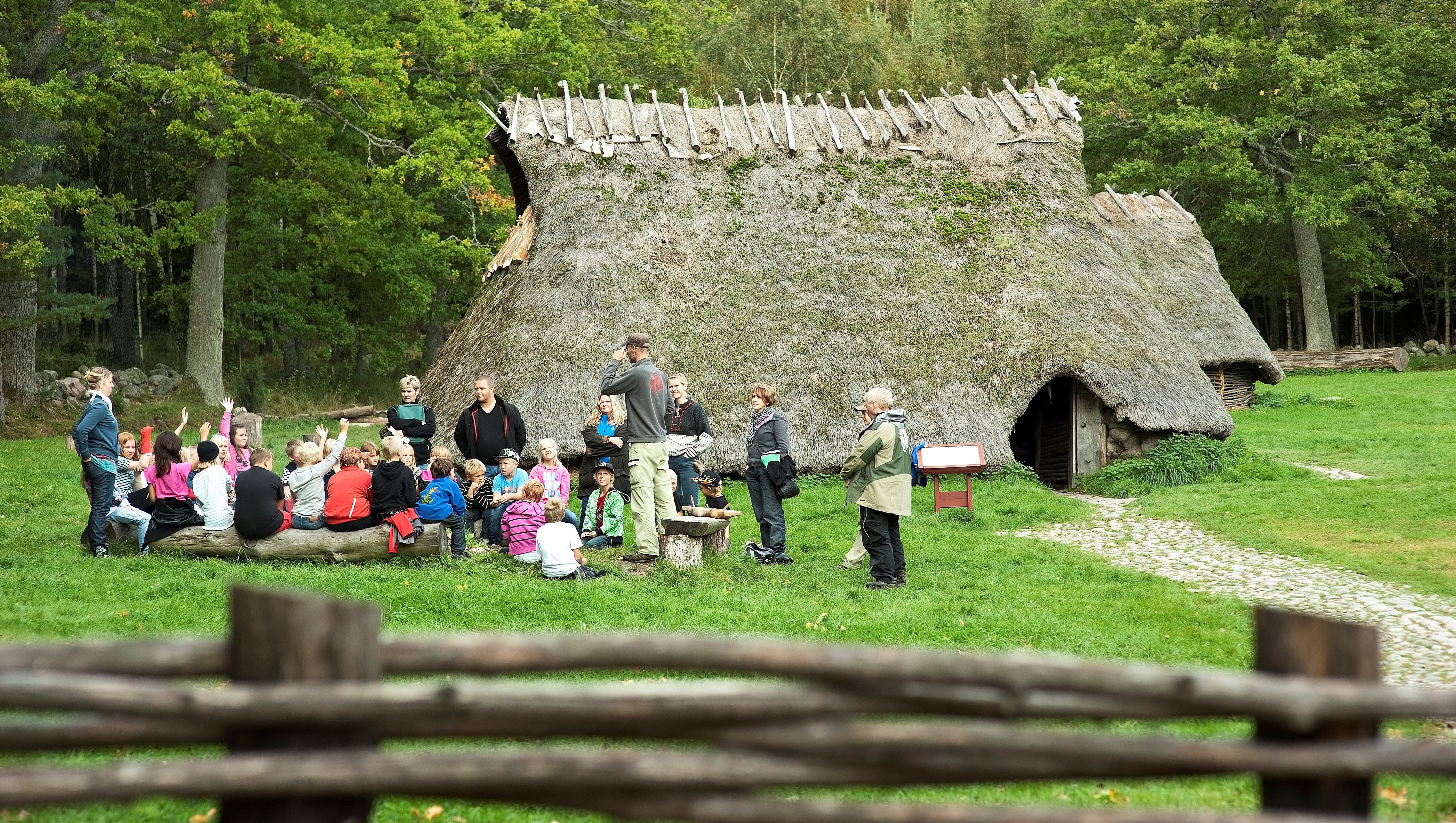 Skolklass besöker Bronsåldersgården.