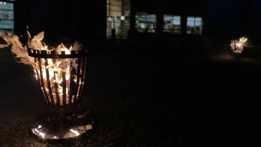 Feuerschalen vor dem Museumsgebäude.