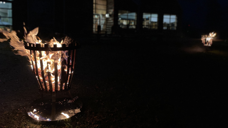 Feuerschalen vor dem Museumsgebäude.