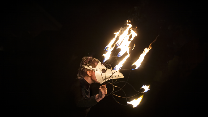 Märchenaufführung mit Feuer und Live-Volksmusik.