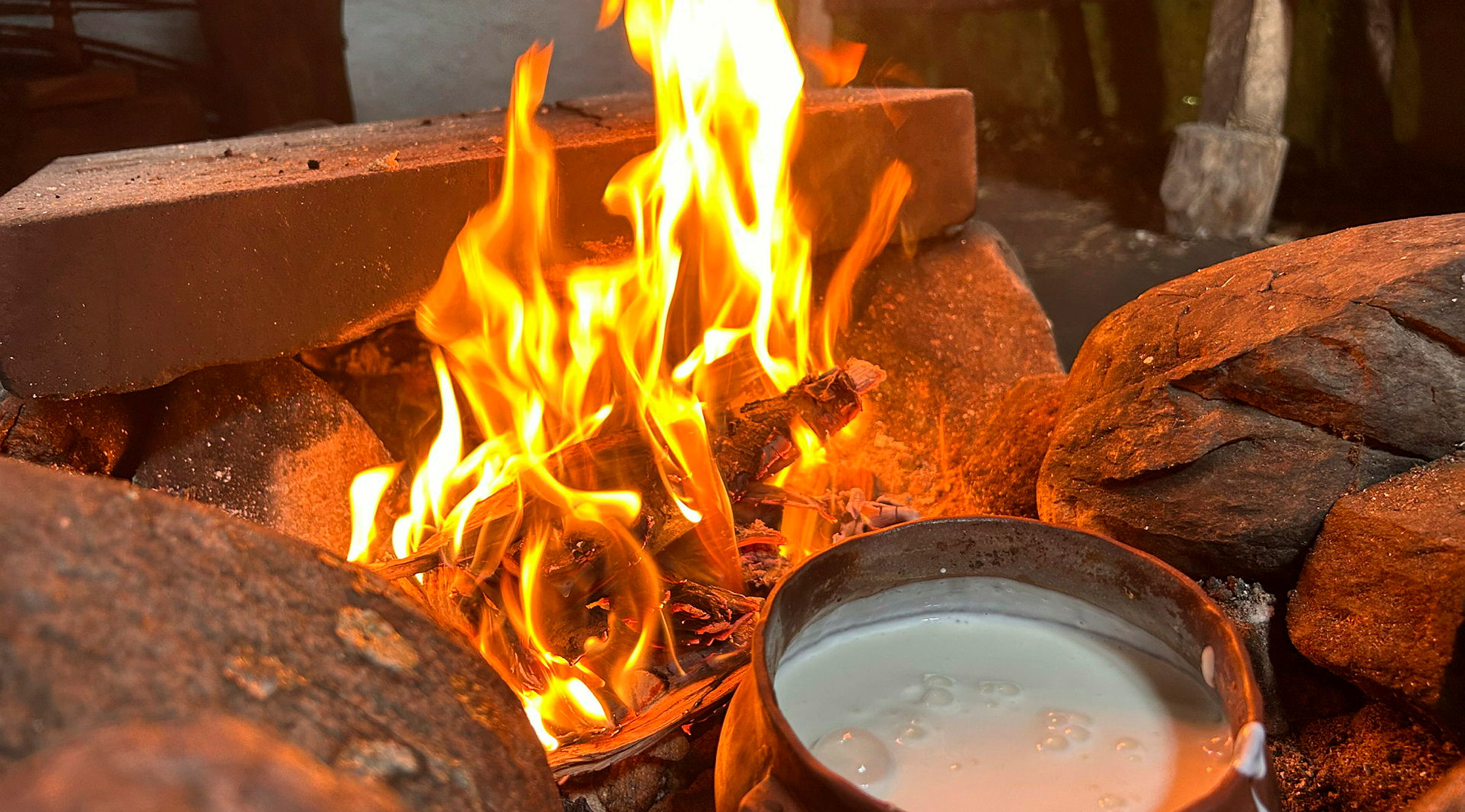 öppen eld med lerkrus
