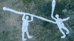 Spjutvåld inristat i Brastad, Bohuslän. Det är den äldsta kända skildringen av mord, antagligen från 1500-1100 f.Kr.