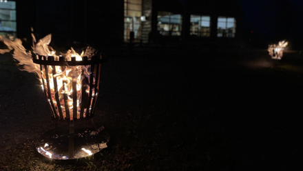 Feuerkorb vor dem Museum