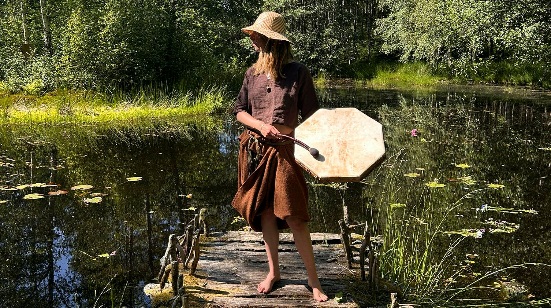 bronsåldersklädd kvinna håller i trumma